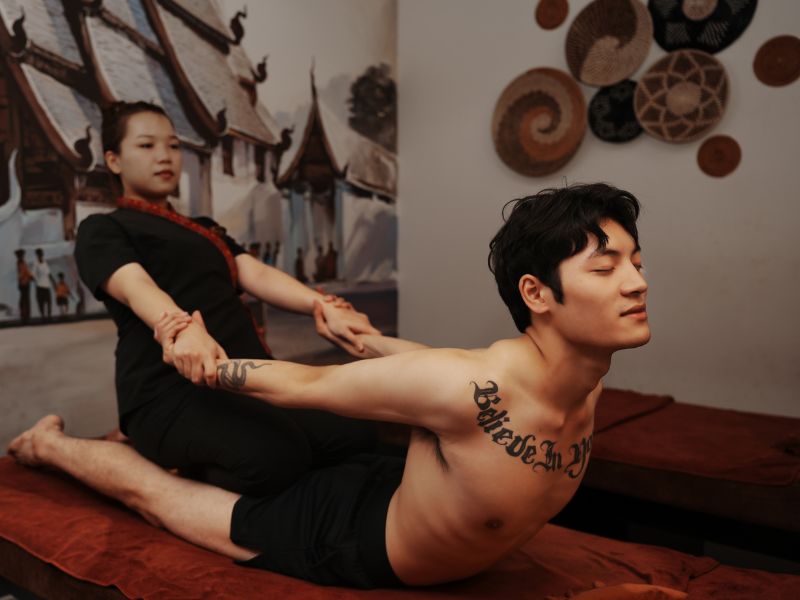 Động tác massage Thái giúp giảm đau lưng