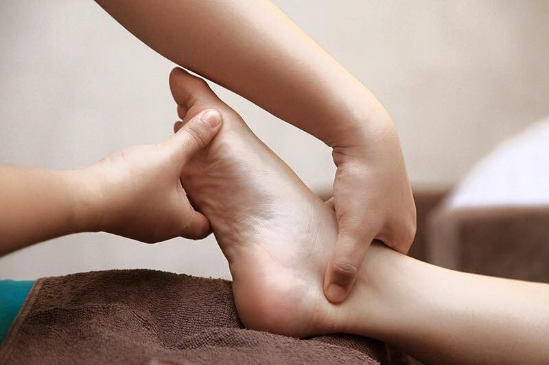 Cách massage chân cho người già