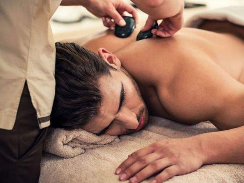 Massage với đá nóng tốt cho sức khỏe và tinh thần