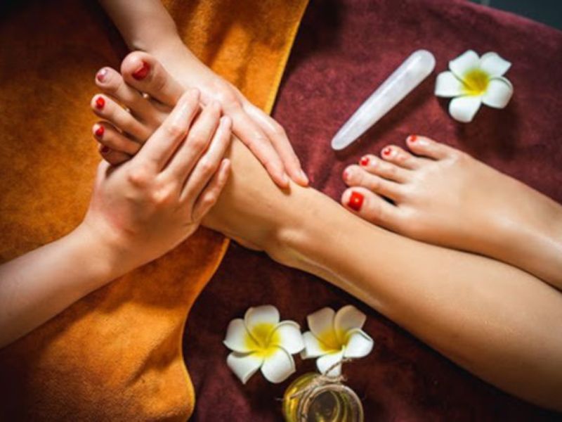 Massage thư giãn, thải độc tố ở chân