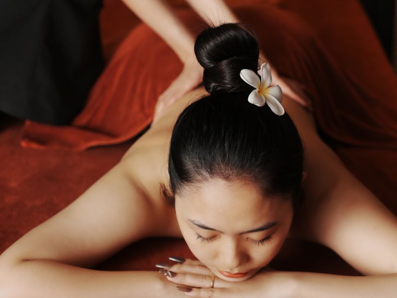 Massage trị liệu toàn thân với các tinh chất thiên nhiên